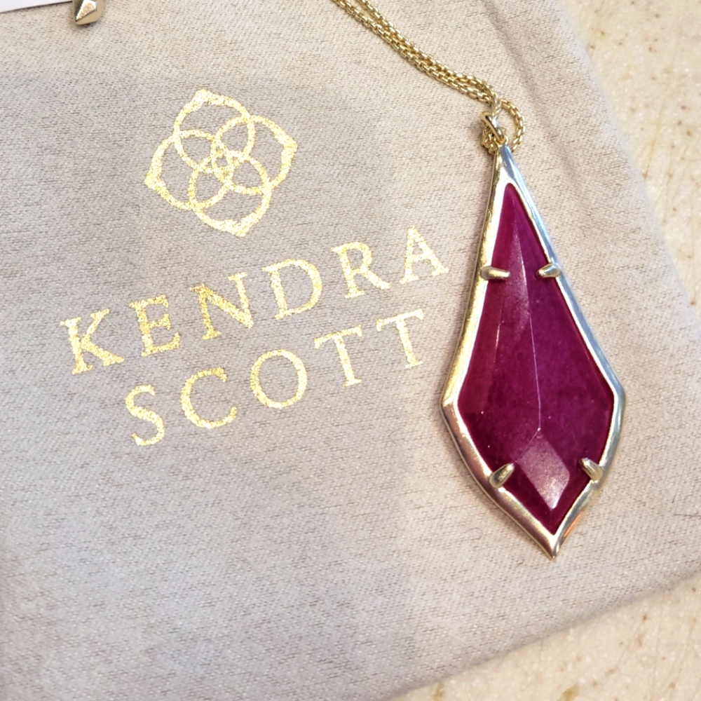 NWT  Kendra Scott Olivia adjustable  necklace in Magenta and gold!